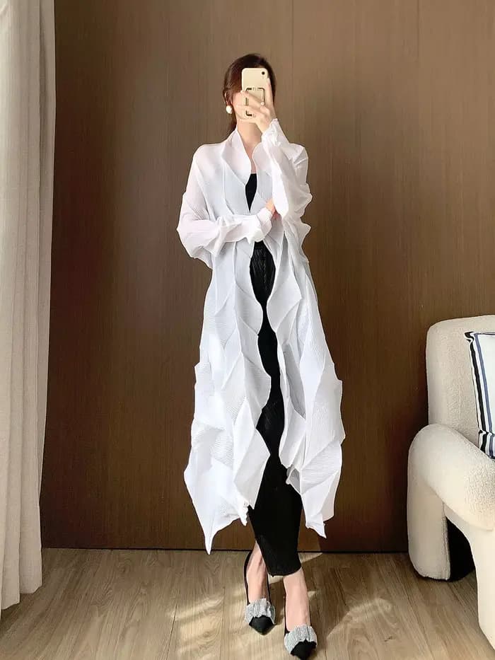 Manteau trench élégant et haut de gamme pour femmes, style long, design asymétrique, adapté au printemps et à l'été, vente en gros disponible.