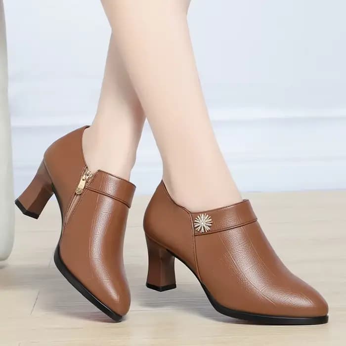 Chaussures à talons hauts en cuir souple pour dames, bottes de rinçage courtes en peluche pour dames de bureau, modèle de colonne vertébrale élégant, nuits confortables, printemps et automne 2024