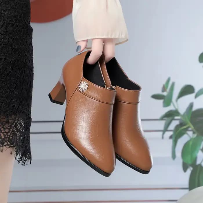 Chaussures à talons hauts en cuir souple pour dames, bottes de rinçage courtes en peluche pour dames de bureau, modèle de colonne vertébrale élégant, nuits confortables, printemps et automne 2024