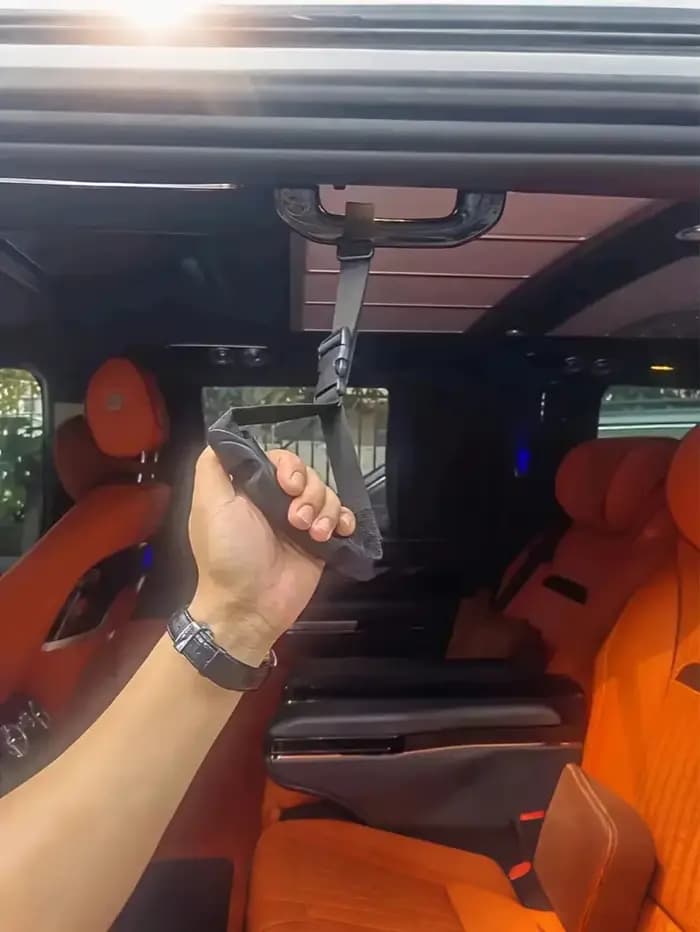 Poignée d'assistance pour porte de voiture – Une aide à la mobilité spécialement conçue pour les personnes âgées