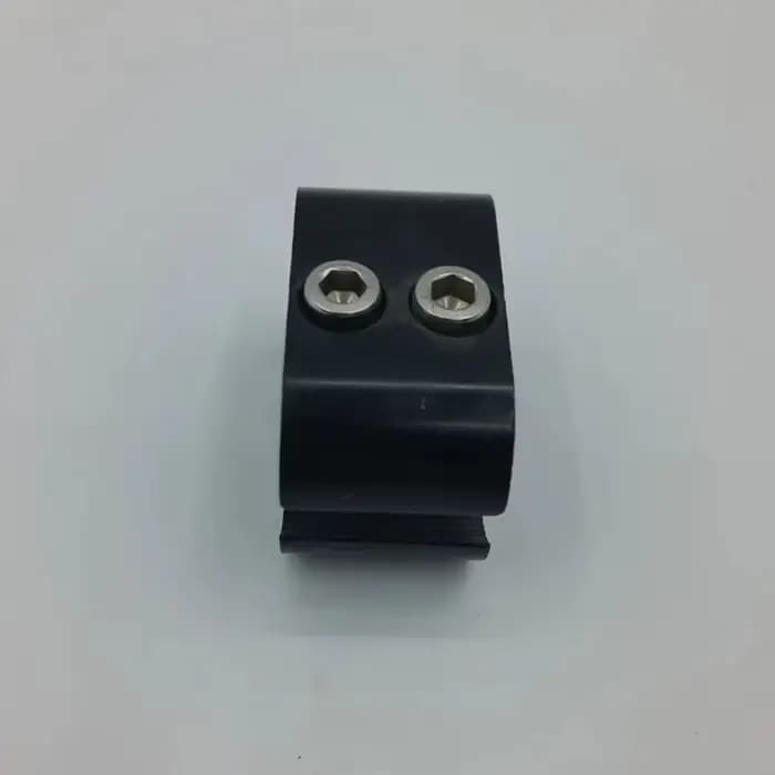 Pince de fixation pour pièces de fauteuil roulant