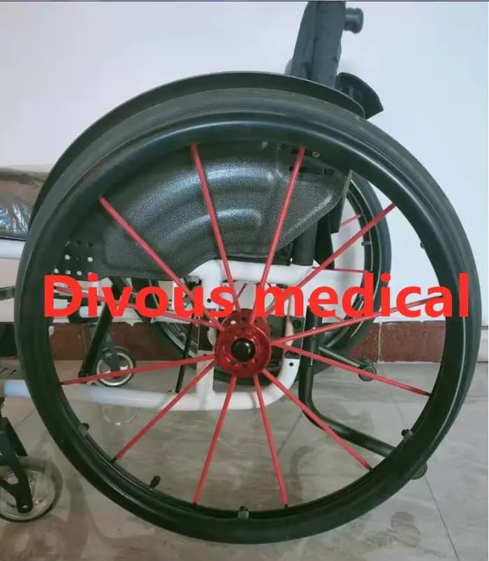 Une paire d'accessoires pour fauteuils roulants en silicone anti-marins de 24 pouces
