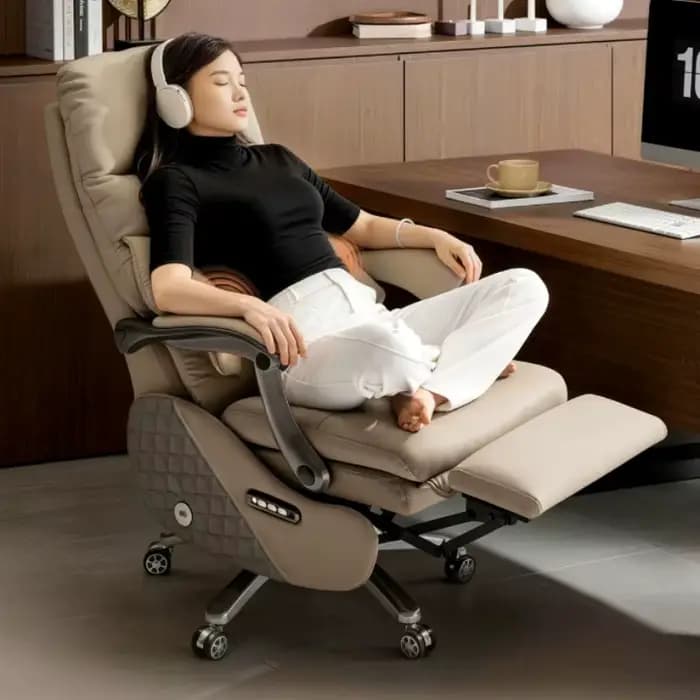 Fauteuil de bureau exécutif multifonctionnel en cuir motorisé de luxe avec repose-pieds rétractable et pivotant