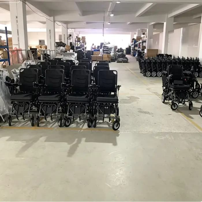 Fauteuil roulant électrique pliable léger en aluminium avec batterie au lithium pour personnes handicapées