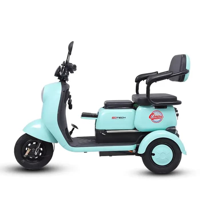 Trottinette de mobilité rose à 3 roues
