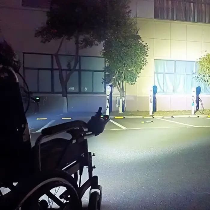 Lampe d'éclairage pour fauteuil roulant électrique