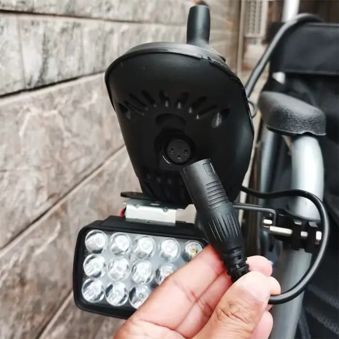 Lampe d'éclairage pour fauteuil roulant électrique