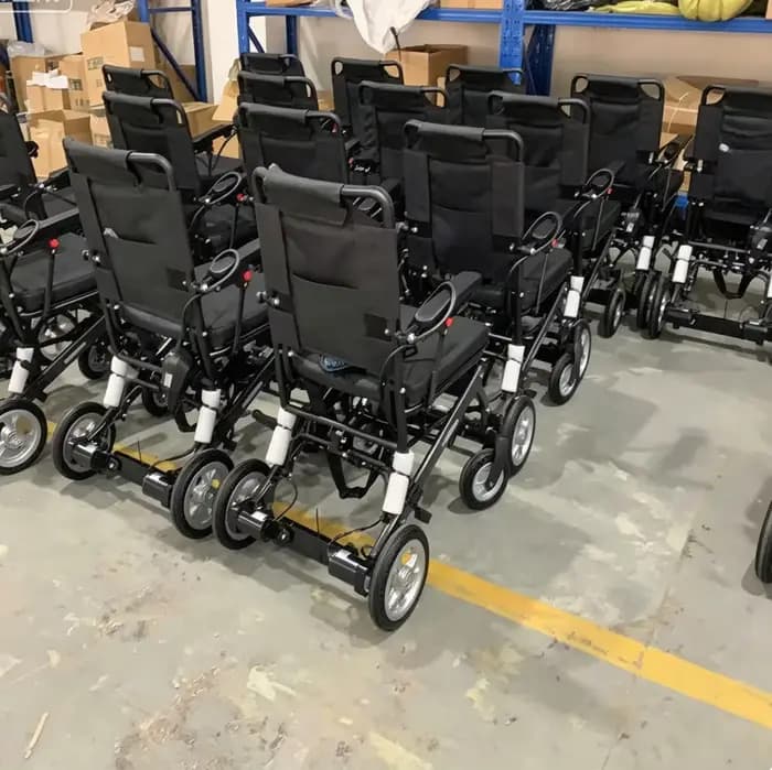 Fauteuil roulant électrique pliable léger en aluminium avec batterie au lithium pour personnes handicapées