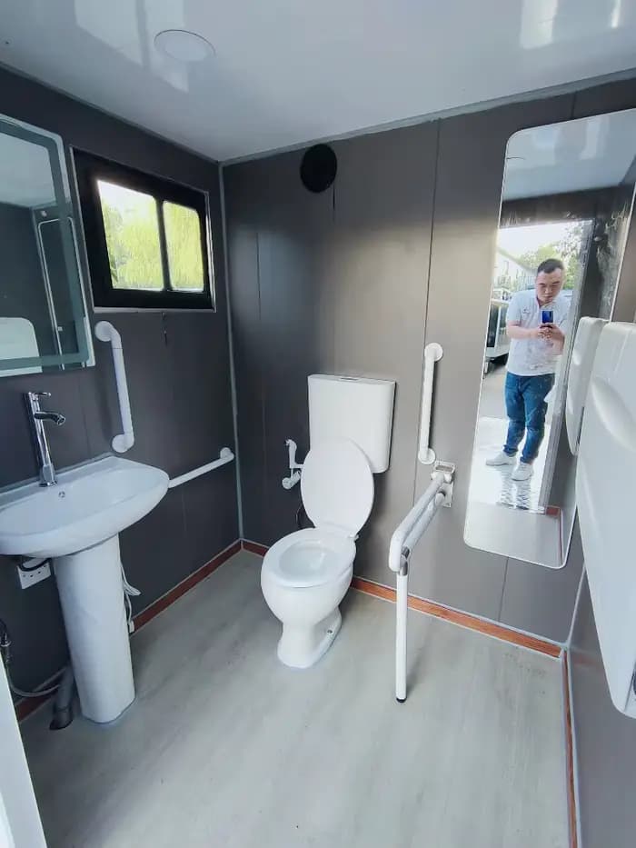 Toilettes mobiles pour personnes handicapées